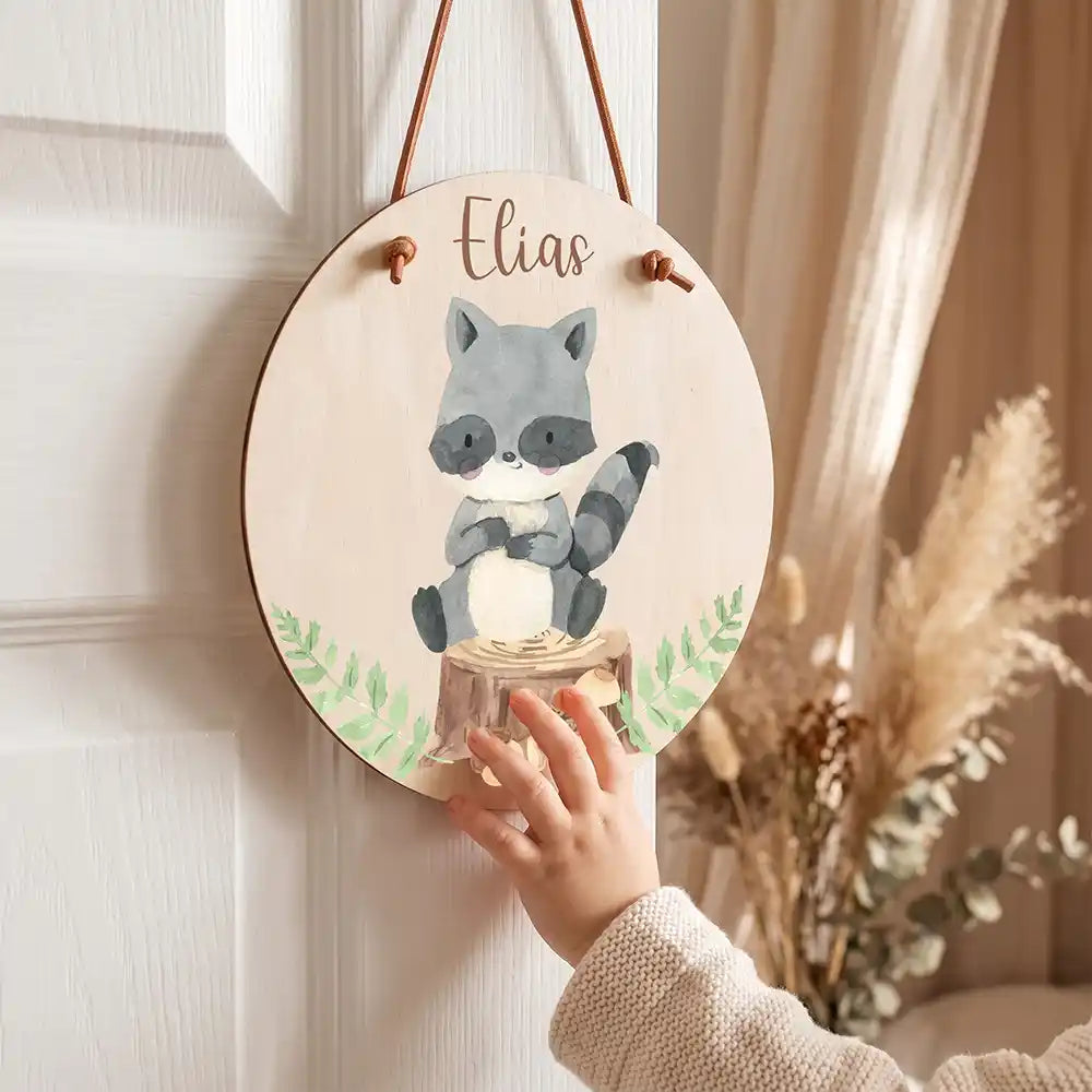 Türschild Kinderzimmer Waschbär im Wald, mit Namen an der Kinderzimmertür