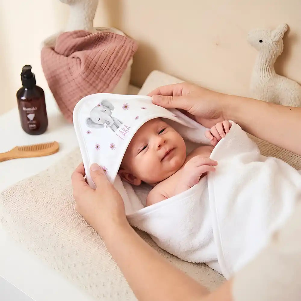 Personalisiertes Kapuzenhandtuch Baby Elefant Blüten – Newborn-Geschenk auf dem Wickeltisch