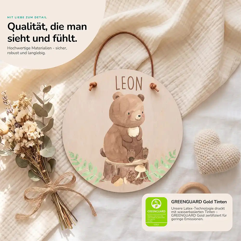 Türschild Kinderzimmer Bär im Wald, Detailansicht von Holz und Farbdruck