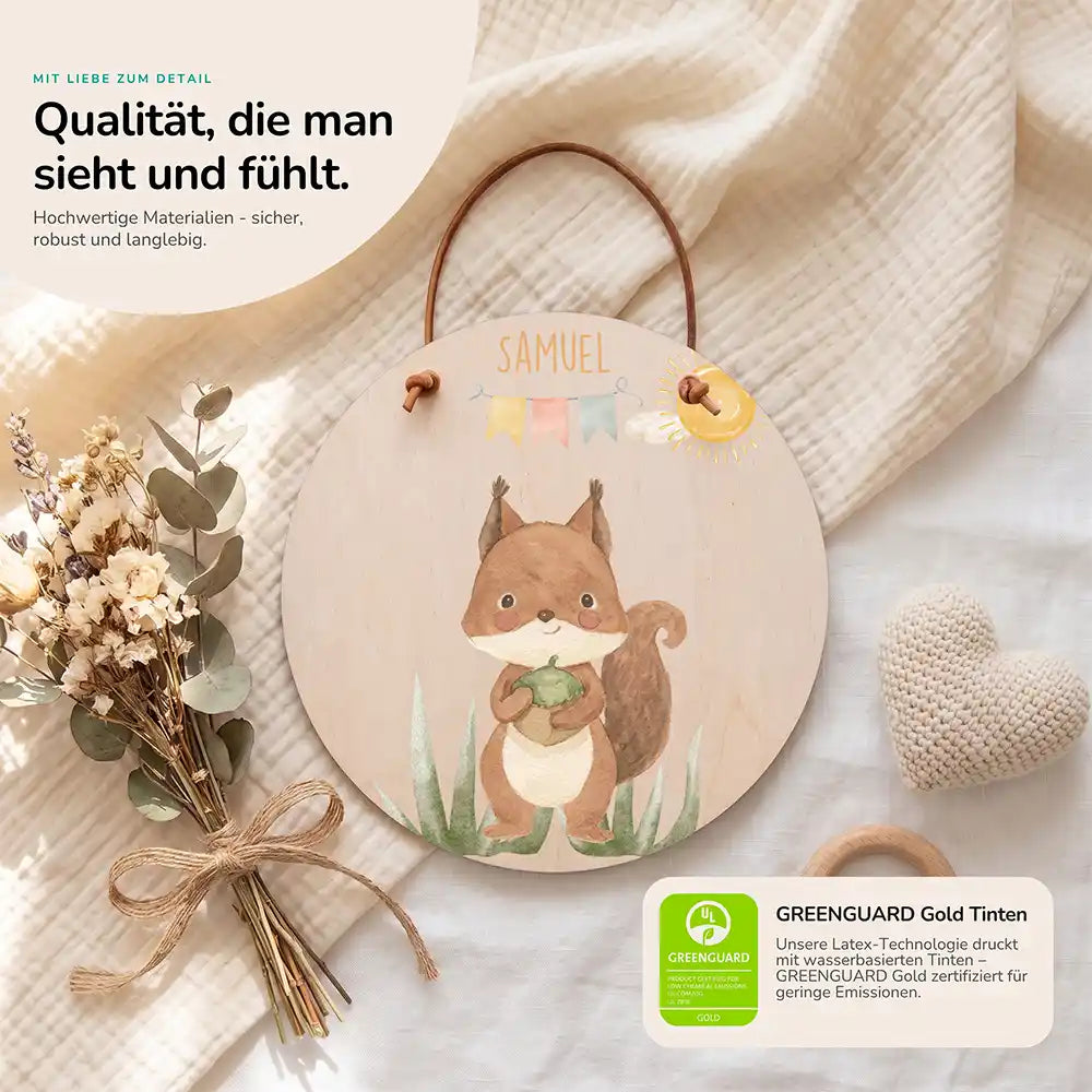 Türschild Kinderzimmer Eichhörnchen mit Wimpelkette, Detailansicht von Holz und Farbdruck