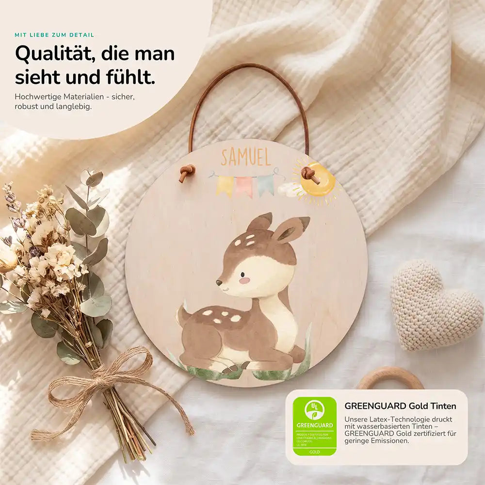 Türschild Kinderzimmer Reh mit Wimpelkette, Detailansicht von Holz und Farbdruck