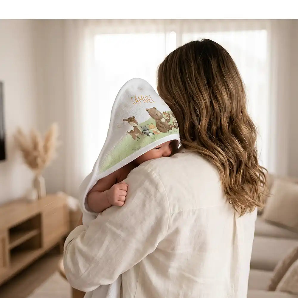 Personalisiertes Kapuzenhandtuch Baby Waldfreunde Hügel – Kuscheln nach dem Bad mit Mama