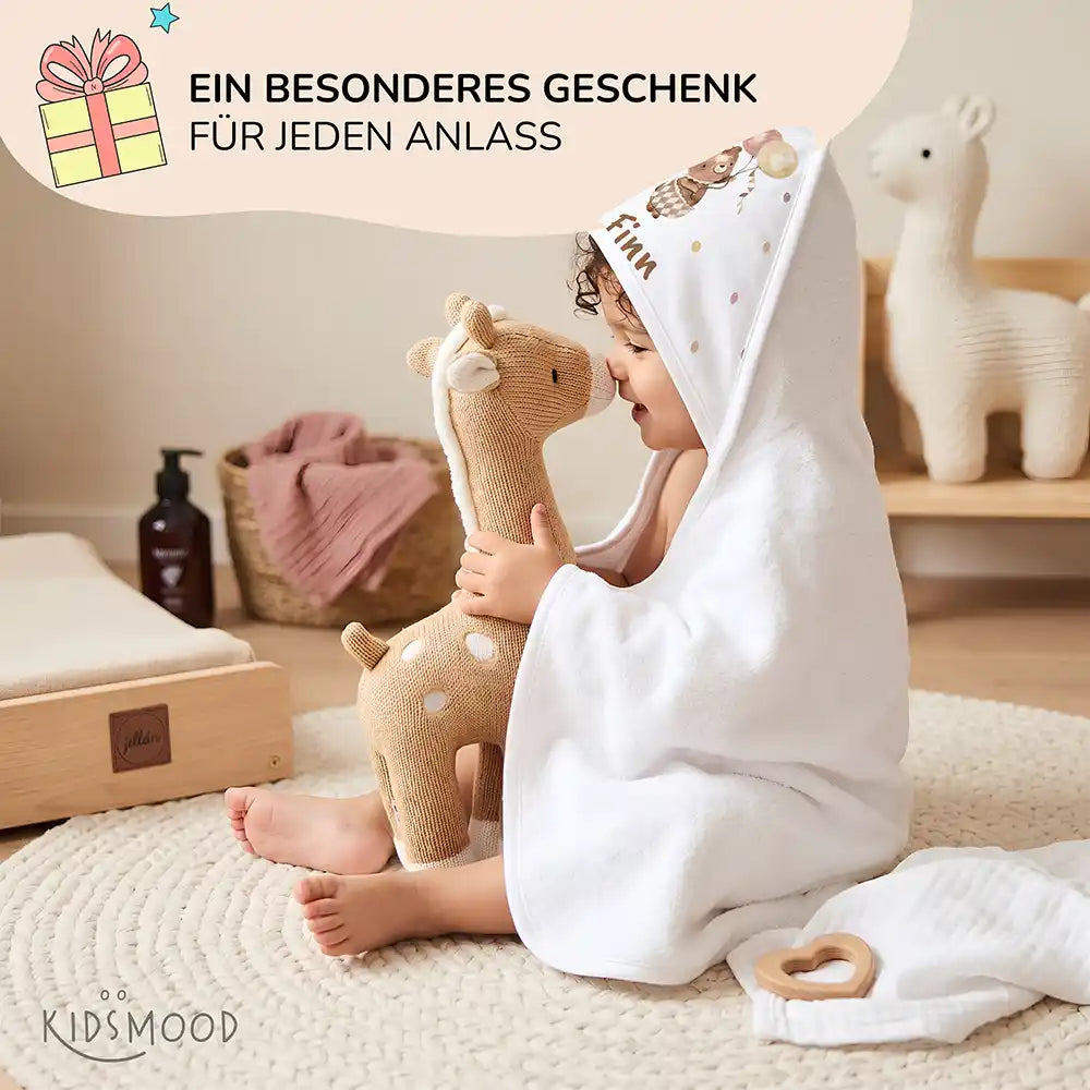 Personalisiertes Kapuzenhandtuch Baby Bär Luftballons – Babygeschenk-Szene mit Strickspielzeug
