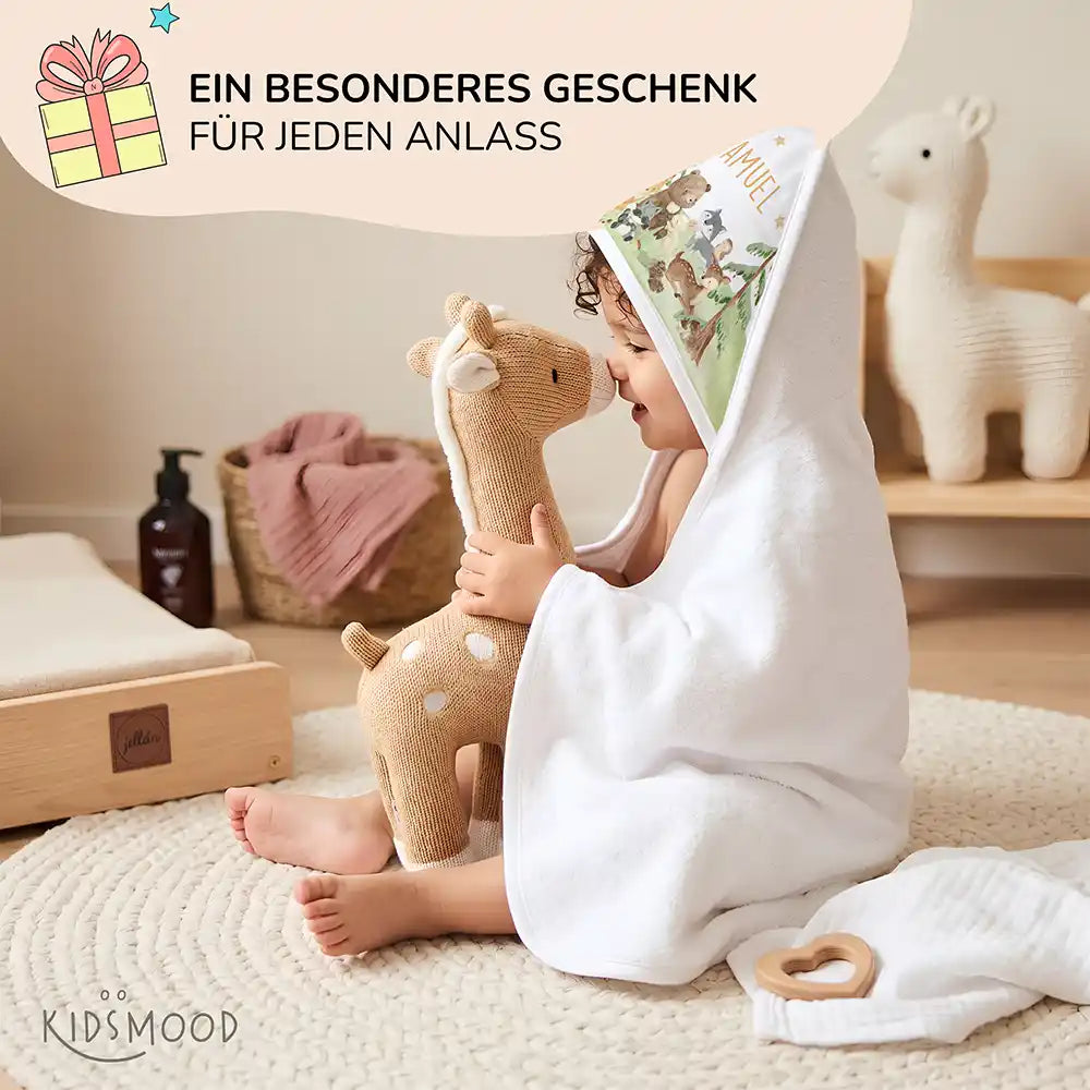 Personalisiertes Kapuzenhandtuch Baby Waldwiese Tiere – Babygeschenk-Szene mit Strickspielzeug