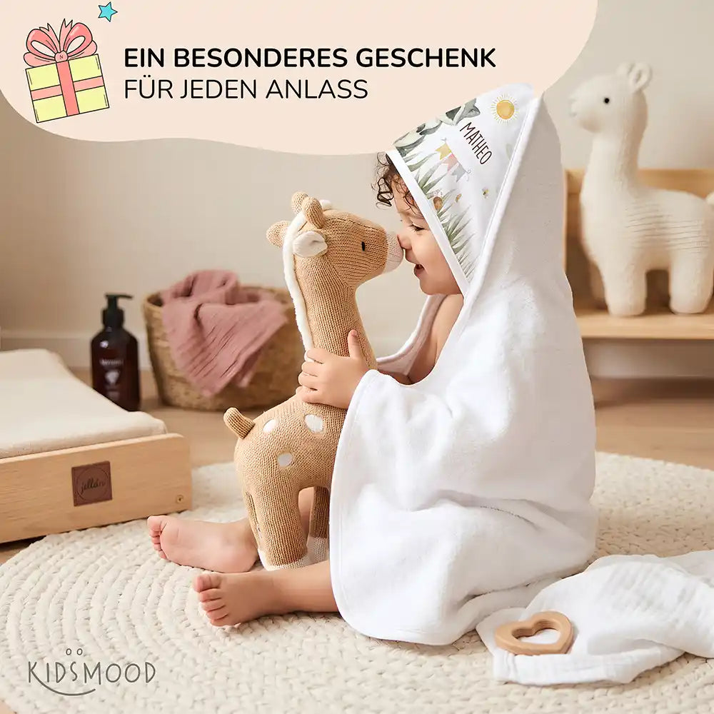 Personalisiertes Kapuzenhandtuch Baby Waschbär Wiese – Babygeschenk-Szene mit Strickspielzeug