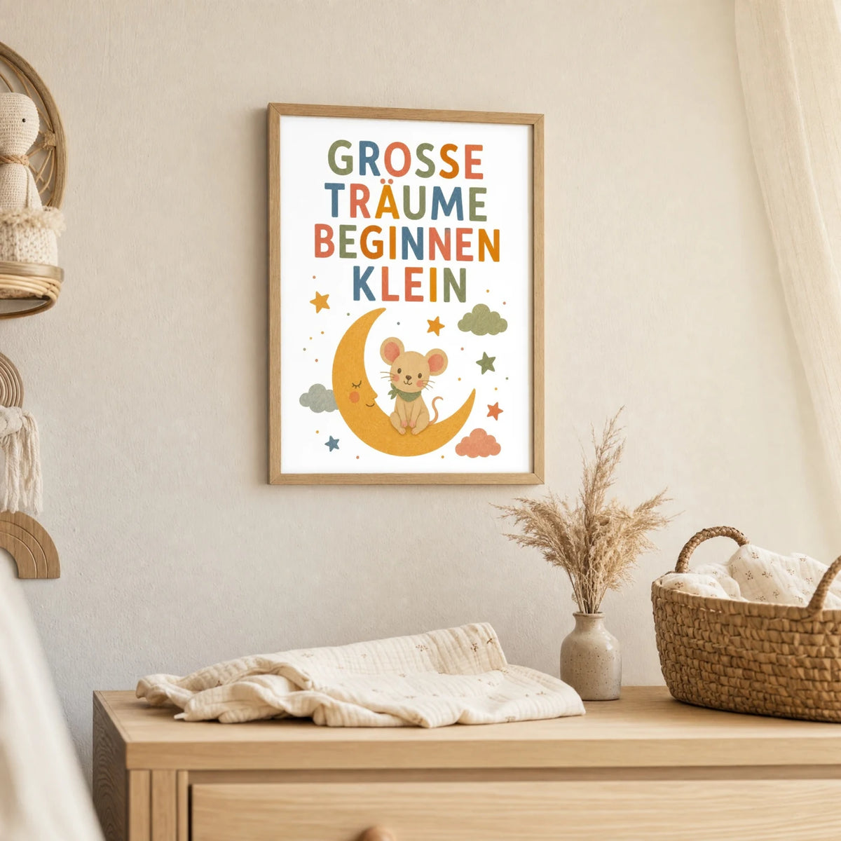 Wandbild Kinderzimmer: Affirmationsposter „Maus Große Träume“ im Holzrahmen über der Kommode