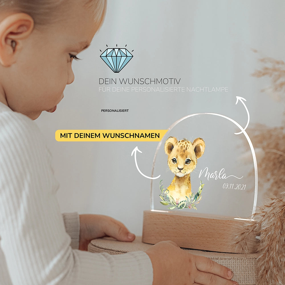 Kleinkind mit Löwe-Nachtlicht mit Wunschnamen – Babygeschenk personalisiert