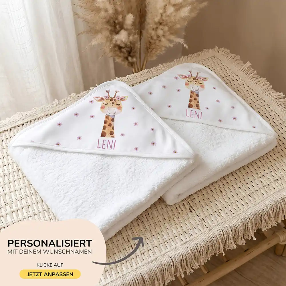 Personalisiertes Kapuzenhandtuch Baby Giraffe Blüten – 500 g/qm Baumwoll-Frottee Detail