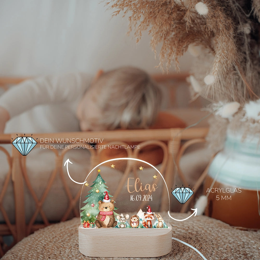Kind schläft neben leuchtendem Nachtlicht Bär mit Namen – Taufgeschenk personalisiert