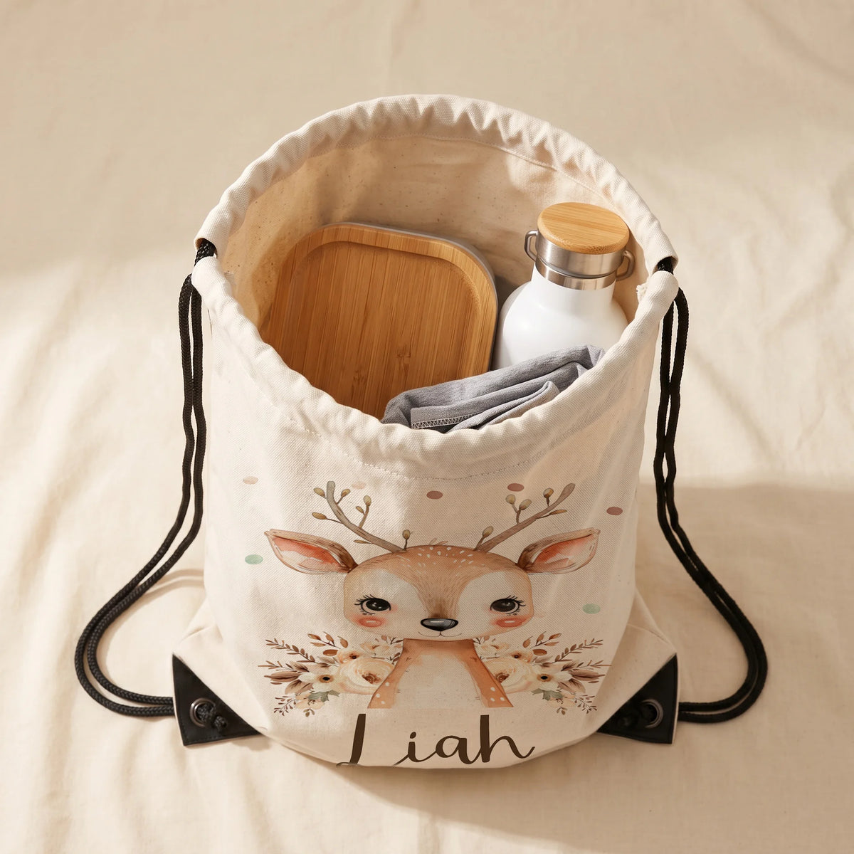 Personalisierter Turnbeutel Baby Reh, Innenansicht mit Sportsachen und Trinkflasche