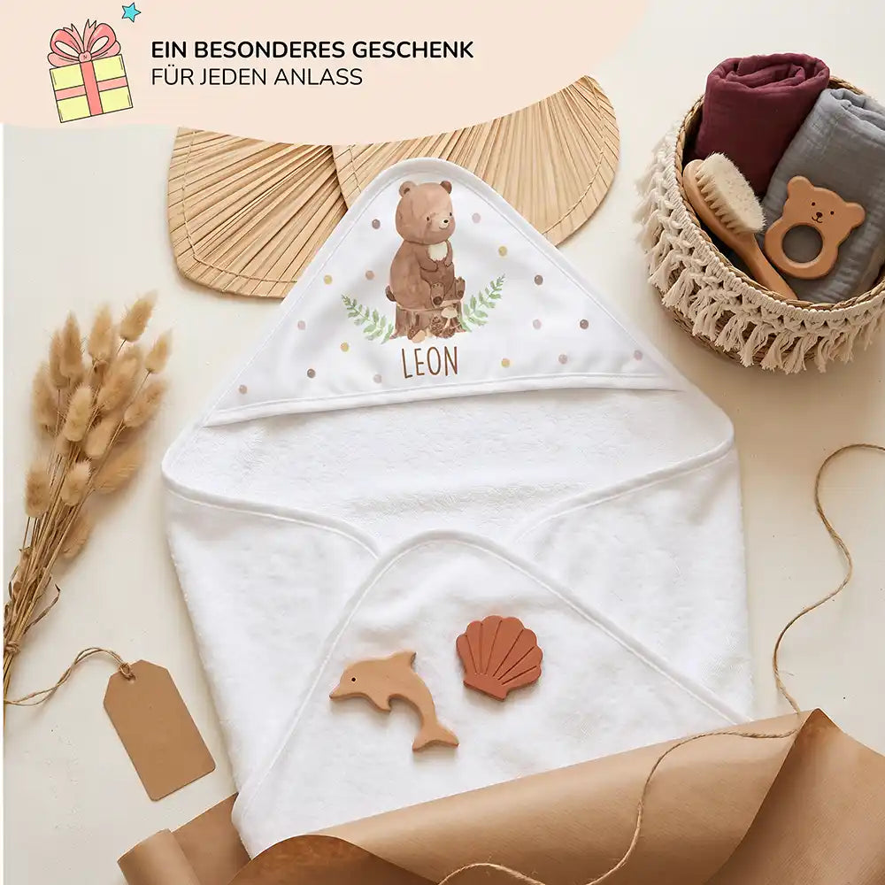 Personalisiertes Kapuzenhandtuch Baby Bär Farn – Geschenk-Komposition Boho-Flatlay