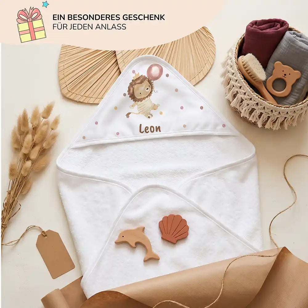 Personalisiertes Kapuzenhandtuch Baby Löwe Geburtstag – Geschenk-Komposition Boho-Flatlay