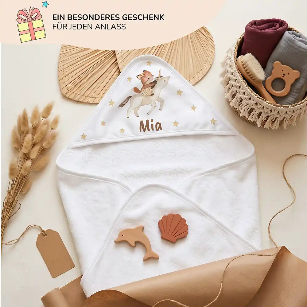 Personalisiertes Kapuzenhandtuch Baby Einhorn Reiterin – Geschenk-Komposition Boho-Flatlay