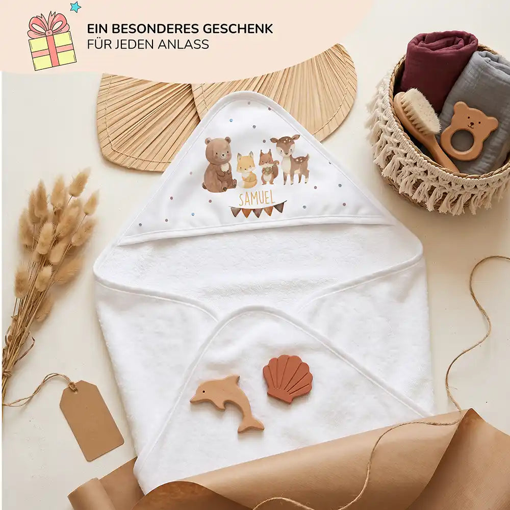 Personalisiertes Kapuzenhandtuch Baby Waldtiere Wimpel – Geschenk-Komposition Boho-Flatlay