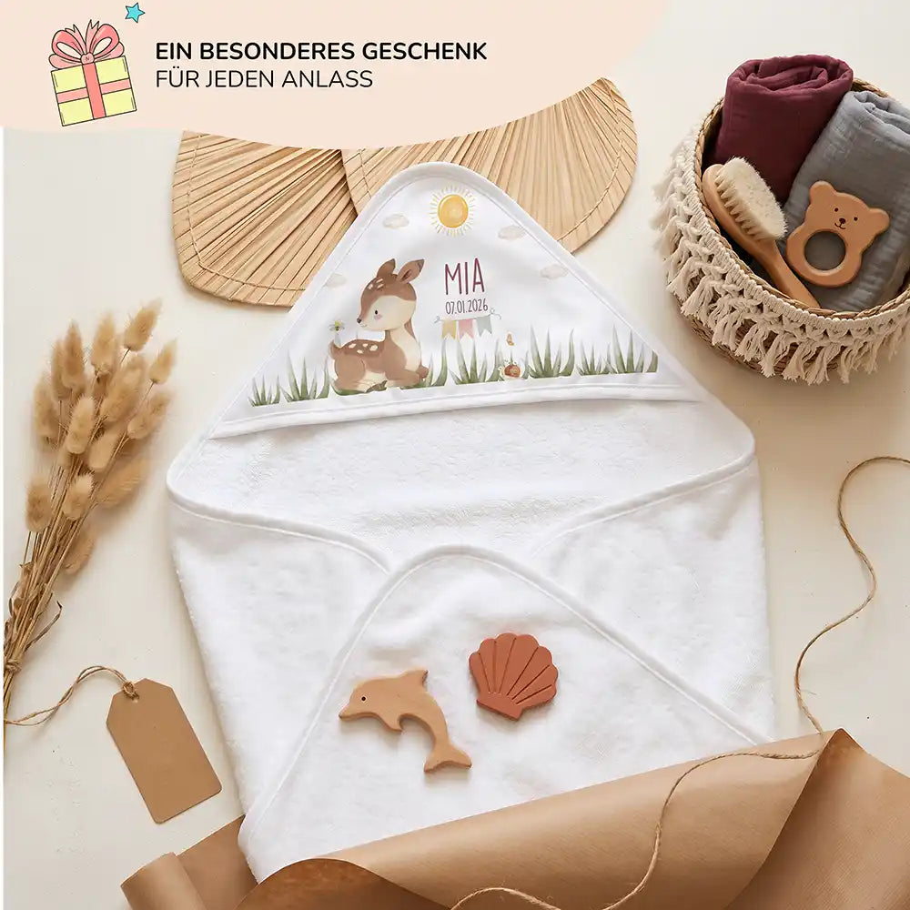 Personalisiertes Kapuzenhandtuch Baby Reh Geburtsdaten – Geschenk-Komposition Boho-Flatlay