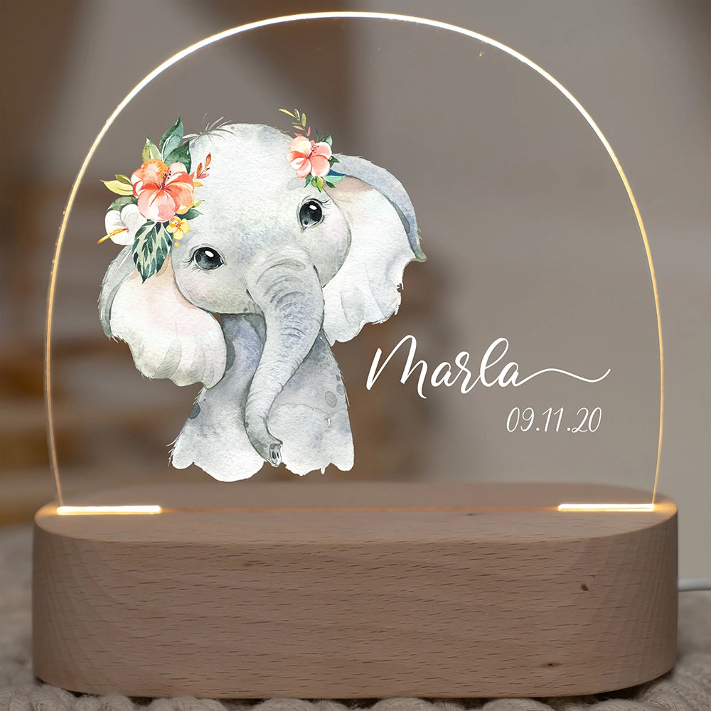 Nachtlicht mit Namen und Motiv Elefant – Wunschname und Datum auf Acrylglas, eingeschaltet