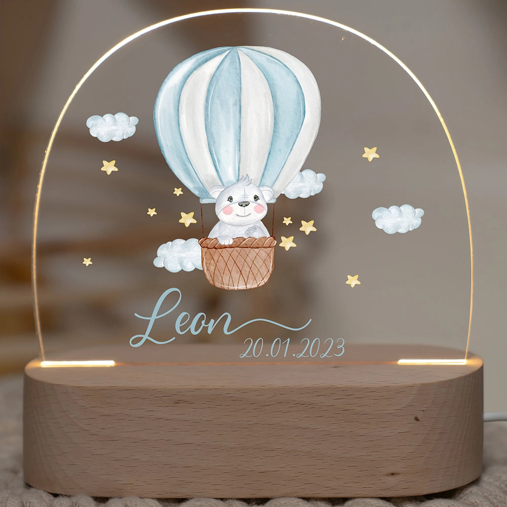 Nachtlicht mit Namen und Motiv Heißluftballon – Wunschname und Datum auf Acrylglas, eingeschaltet