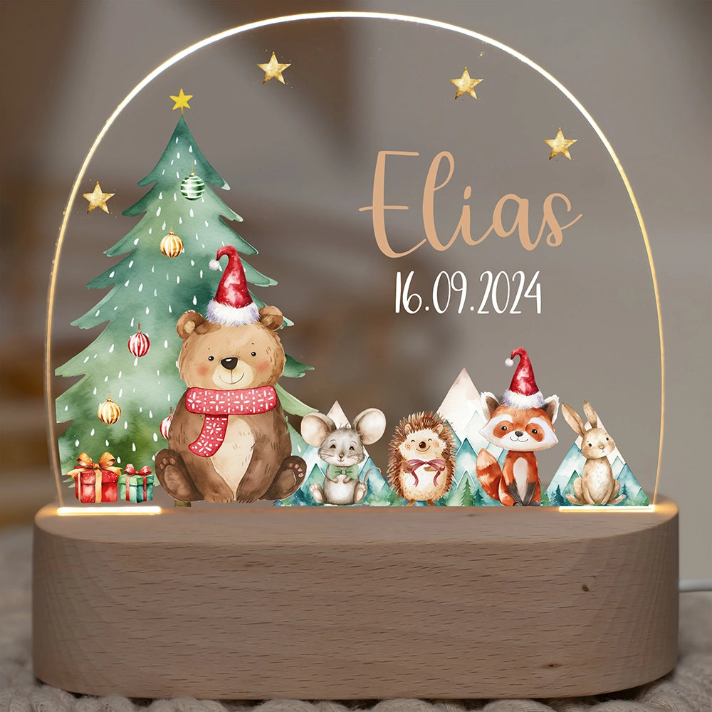 Nachtlicht mit Namen und Motiv Bär – Wunschname und Datum auf Acrylglas, eingeschaltet