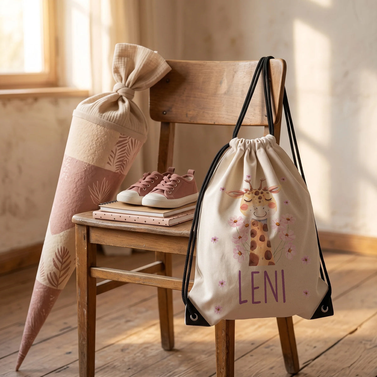 Personalisierter Turnbeutel Giraffe, Geschenkidee zur Einschulung neben der Schultüte