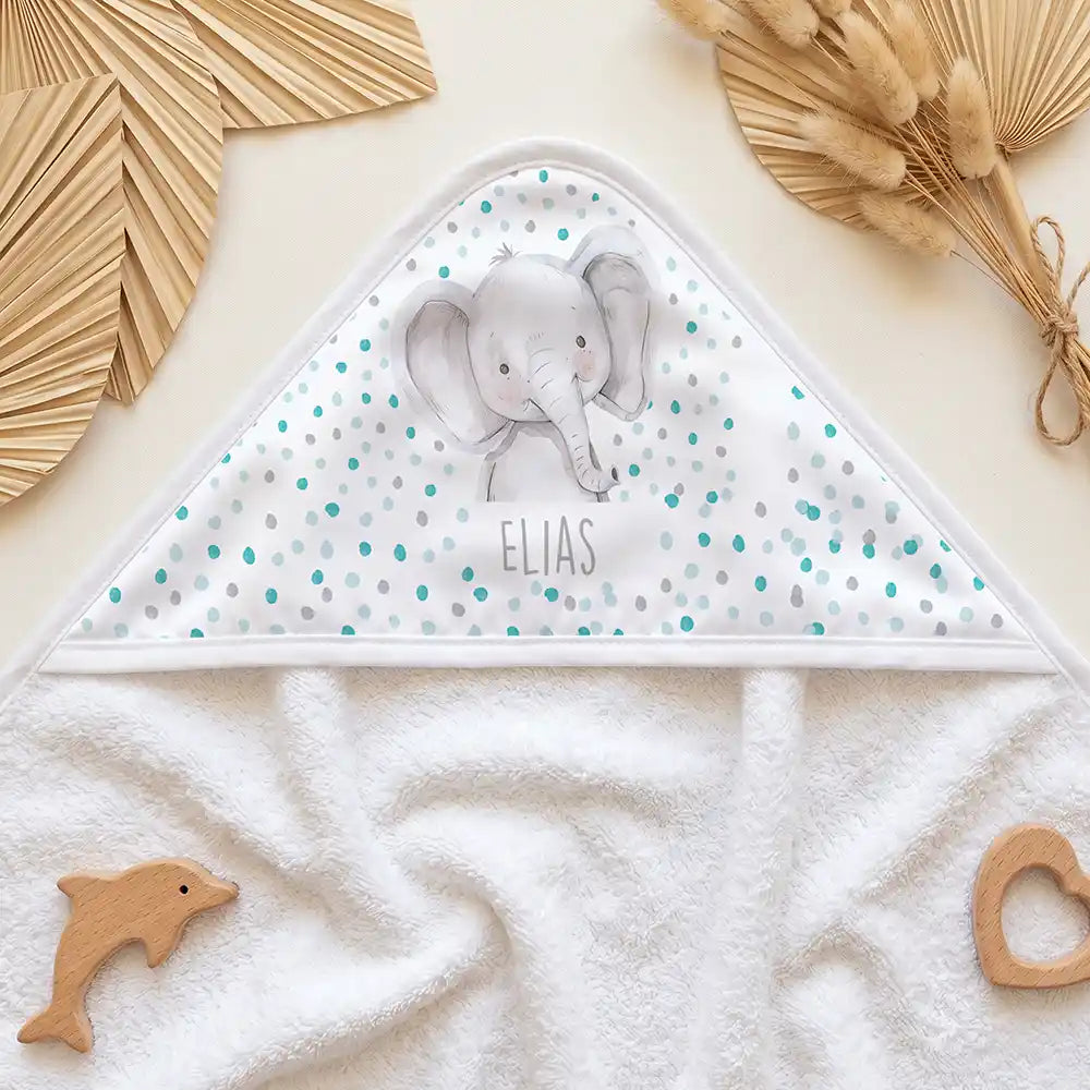Personalisiertes Kapuzenhandtuch Baby Elefant Konfetti – Kapuzen-Detail im Holzspielzeug-Setup