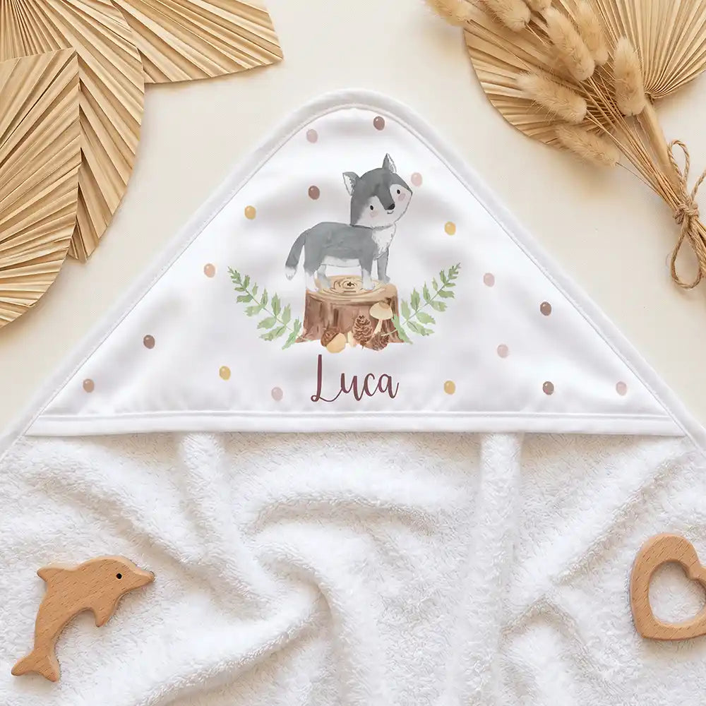 Personalisiertes Kapuzenhandtuch Baby Wolf Wald – Kapuzen-Detail im Holzspielzeug-Setup
