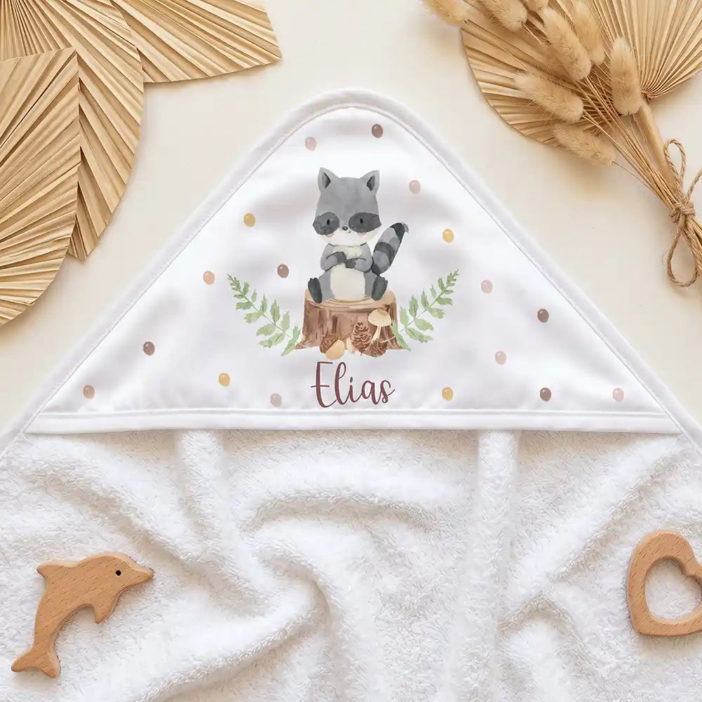 Personalisiertes Kapuzenhandtuch Baby Waschbär Wald – Kapuzen-Detail im Holzspielzeug-Setup