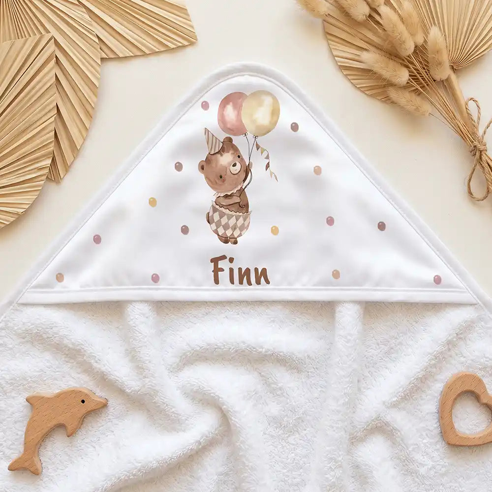 Personalisiertes Kapuzenhandtuch Baby Bär Luftballons – Kapuzen-Detail im Holzspielzeug-Setup