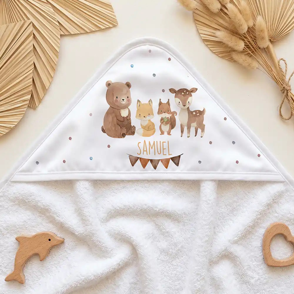 Personalisiertes Kapuzenhandtuch Baby Waldtiere Wimpel – Kapuzen-Detail im Holzspielzeug-Setup