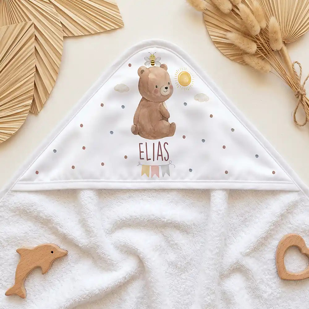 Personalisiertes Kapuzenhandtuch Baby Bär Sonne – Kapuzen-Detail im Holzspielzeug-Setup