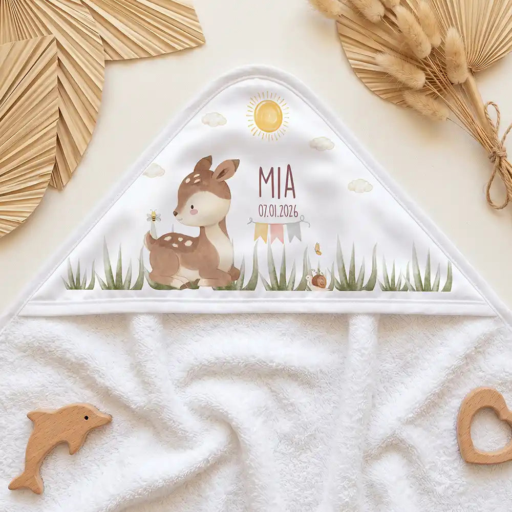 Personalisiertes Kapuzenhandtuch Baby Reh Geburtsdaten – Kapuzen-Detail im Holzspielzeug-Setup