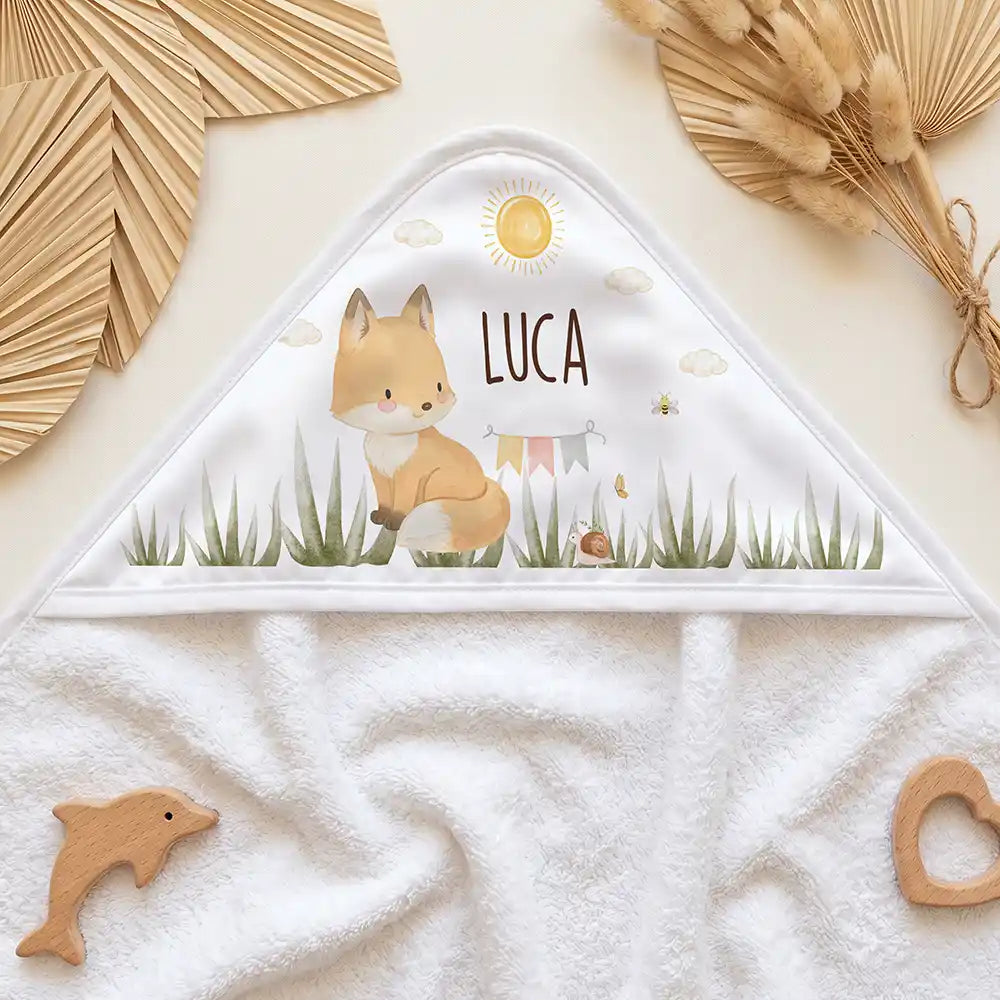 Personalisiertes Kapuzenhandtuch Baby Fuchs Wiese – Kapuzen-Detail im Holzspielzeug-Setup