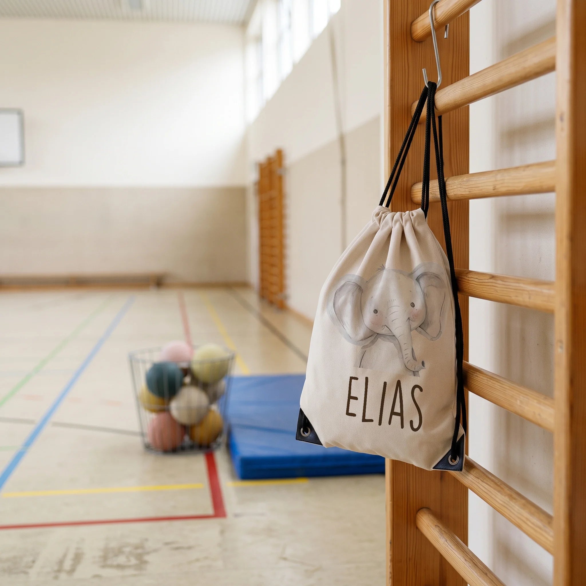 Personalisierter Turnbeutel Baby Elefant, im Sportunterricht in der Turnhalle