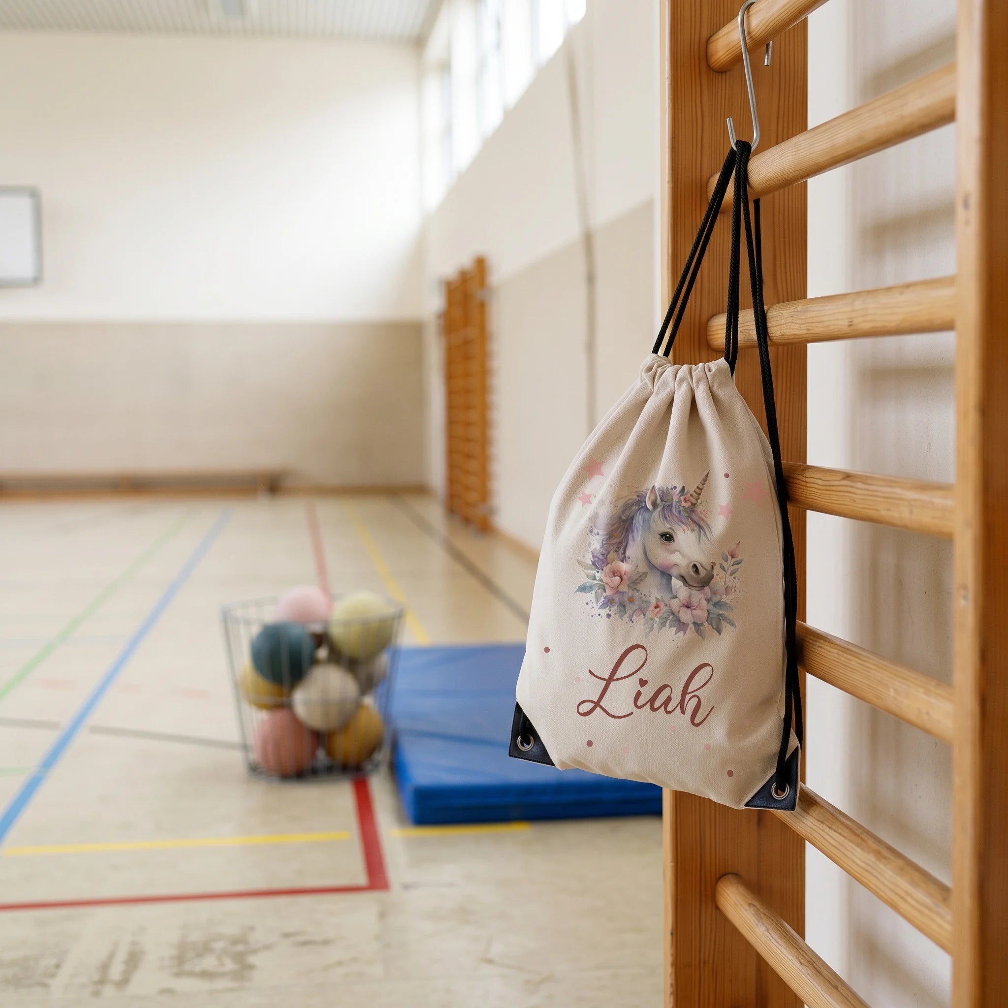 Personalisierter Turnbeutel Einhorn mit Blumen, im Sportunterricht in der Turnhalle