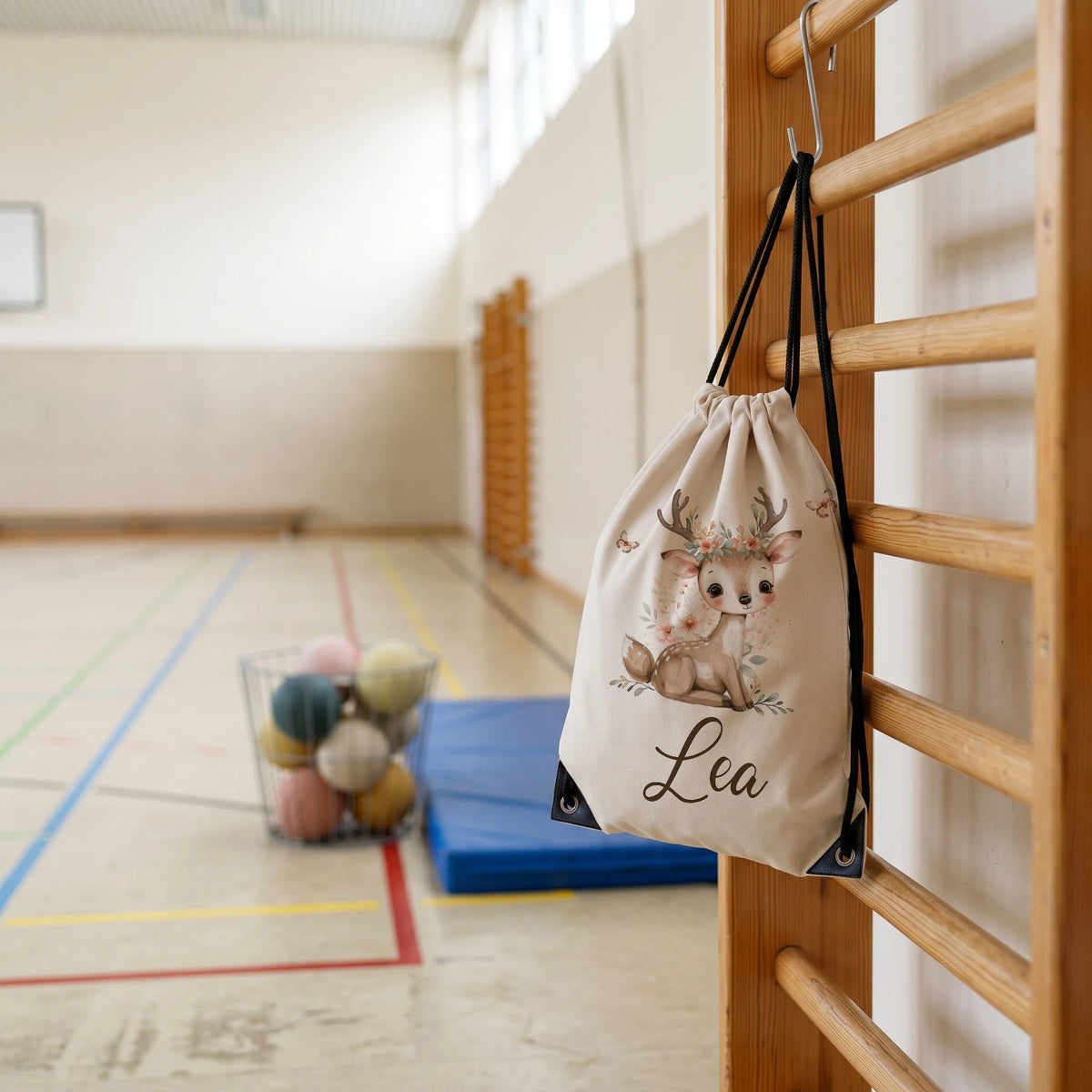 Personalisierter Turnbeutel Reh mit Blumenkranz, im Sportunterricht in der Turnhalle