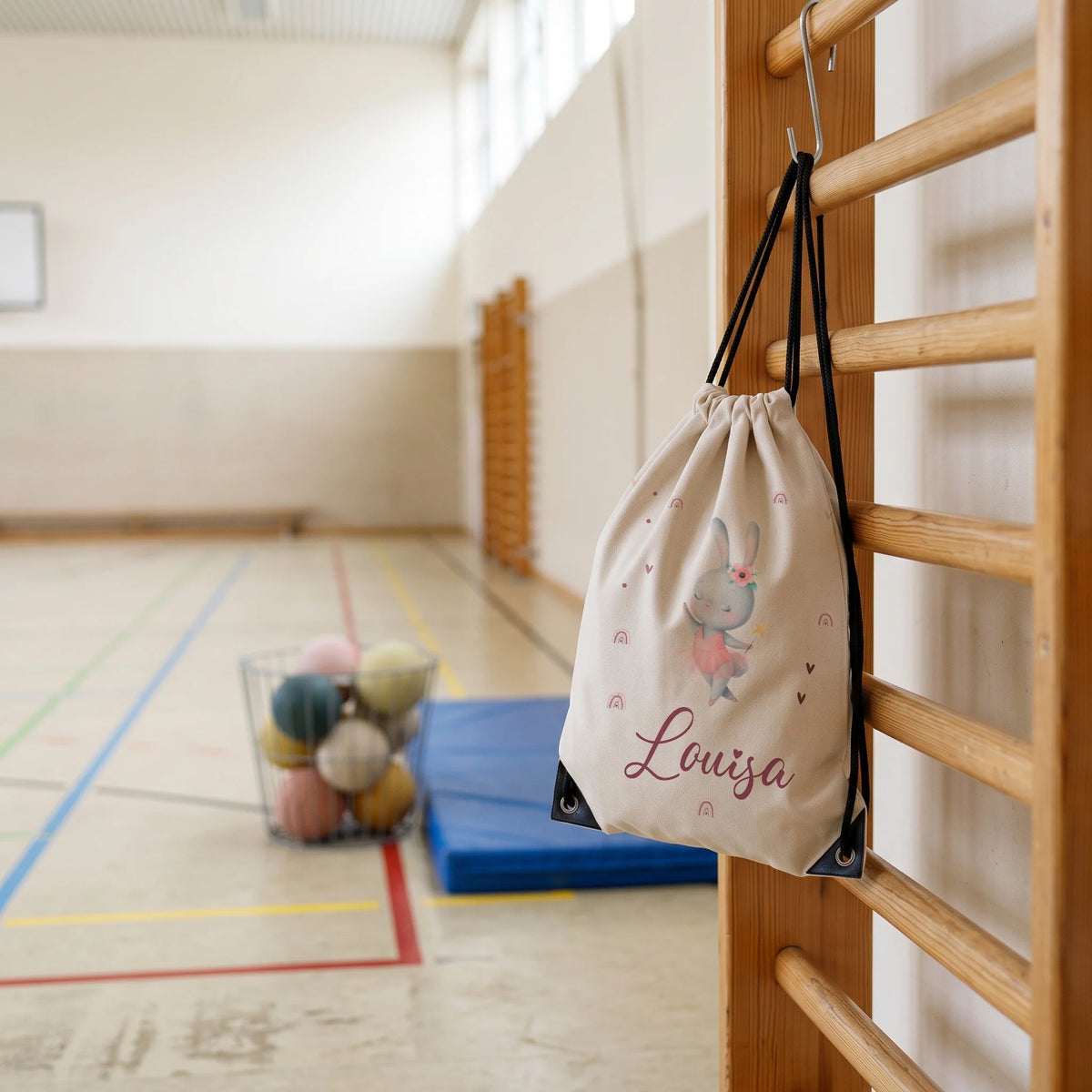 Personalisierter Turnbeutel Zauberhase, im Sportunterricht in der Turnhalle