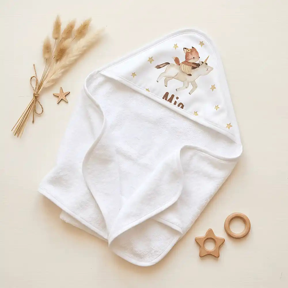 Personalisiertes Kapuzenhandtuch Baby Einhorn Reiterin – Set für Zwillinge im Rattan-Look
