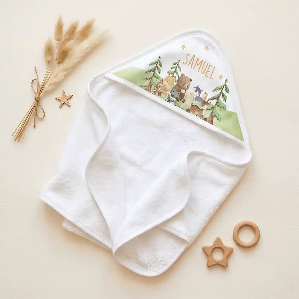 Personalisiertes Kapuzenhandtuch Baby Waldwiese Tiere – Set für Zwillinge im Rattan-Look
