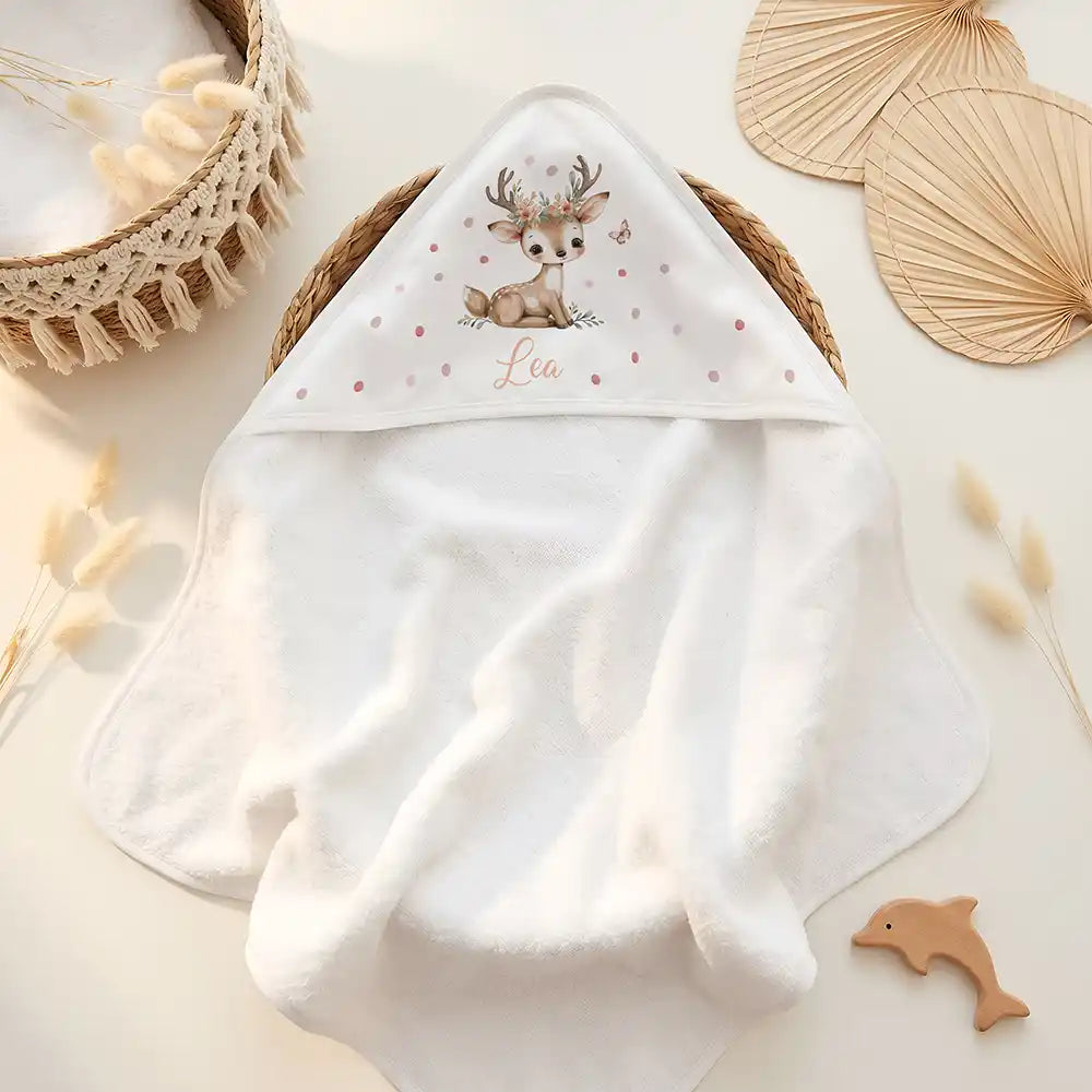 Personalisiertes Kapuzenhandtuch Baby Rehbock Blütenkranz – Doppel-Flatlay mit Eukalyptus