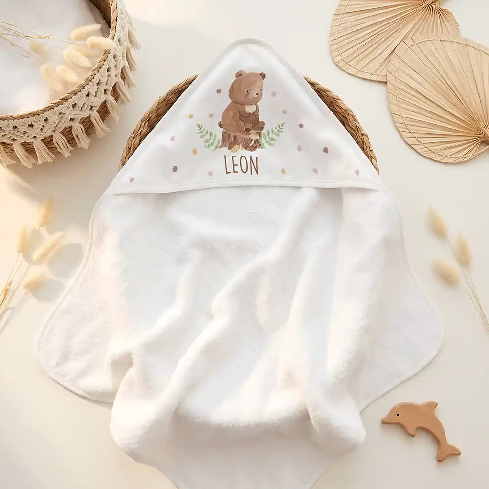 Personalisiertes Kapuzenhandtuch Baby Bär Farn – Doppel-Flatlay mit Eukalyptus