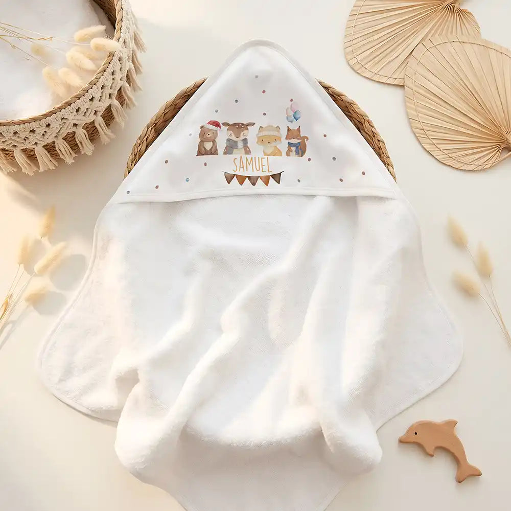 Personalisiertes Kapuzenhandtuch Baby Winter Waldfreunde – Doppel-Flatlay mit Eukalyptus