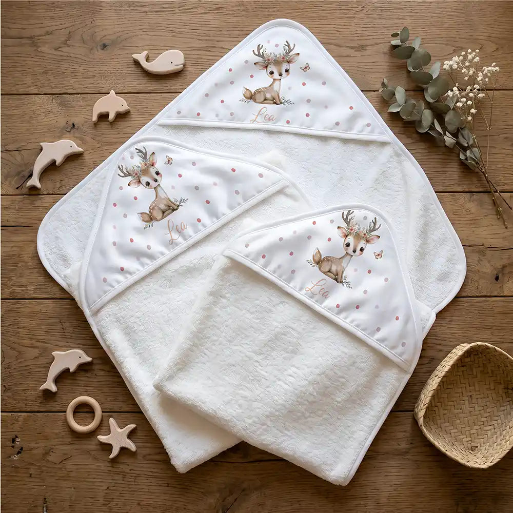 Personalisiertes Kapuzenhandtuch Baby Rehbock Blütenkranz – Flatlay mit Eukalyptus und Beißring