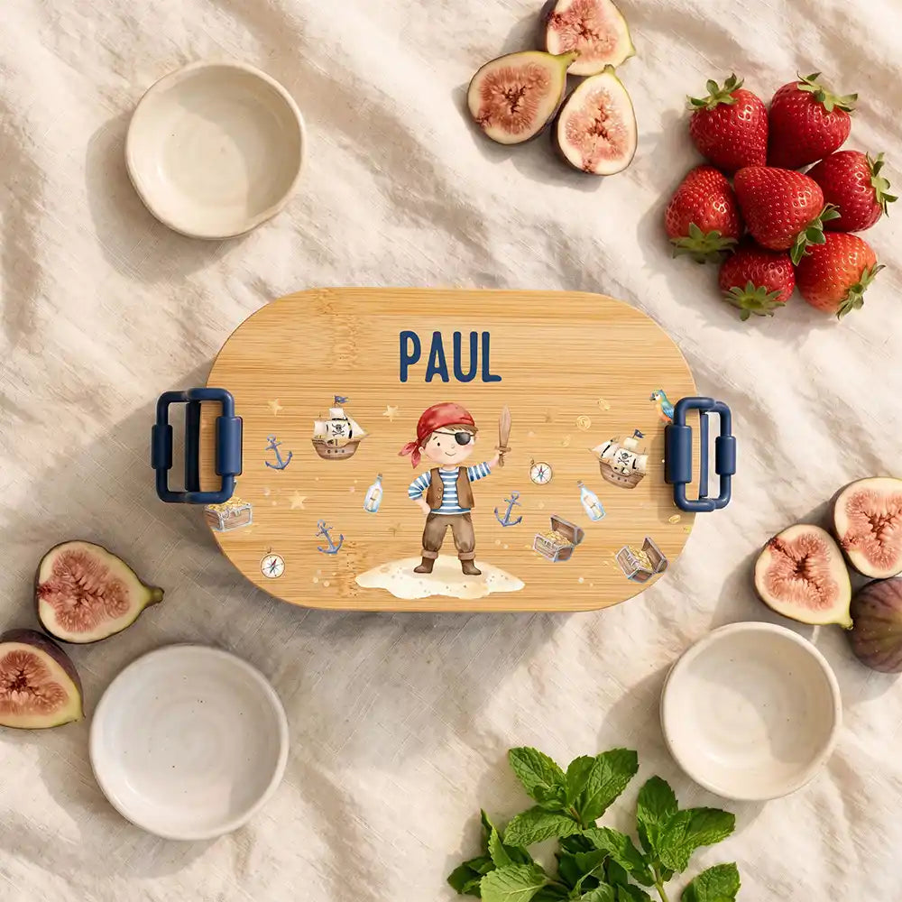 Brotdose Kinder personalisiert Pirat, Hauptbild navy in der Kita mit Wunschname