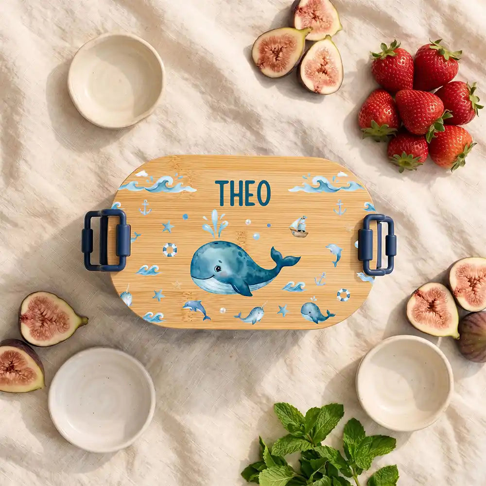 Brotdose Kinder personalisiert Wal und Delfin, Hauptbild navy in der Kita mit Wunschname