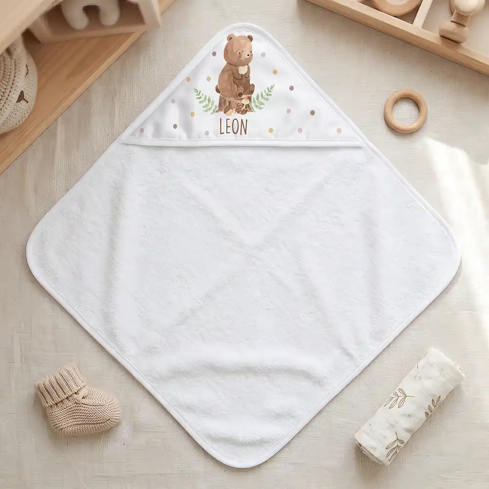 Personalisiertes Kapuzenhandtuch Baby Bär Farn – Freisteller 80×80 cm Topdown