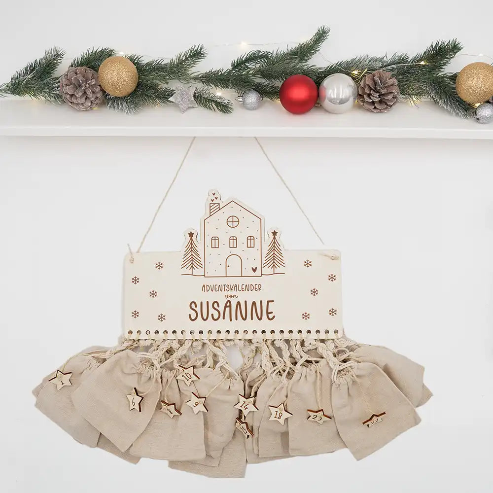 Personalisierbarer Adventskalender "Winterhaus" - Holz & Jute für Kinder