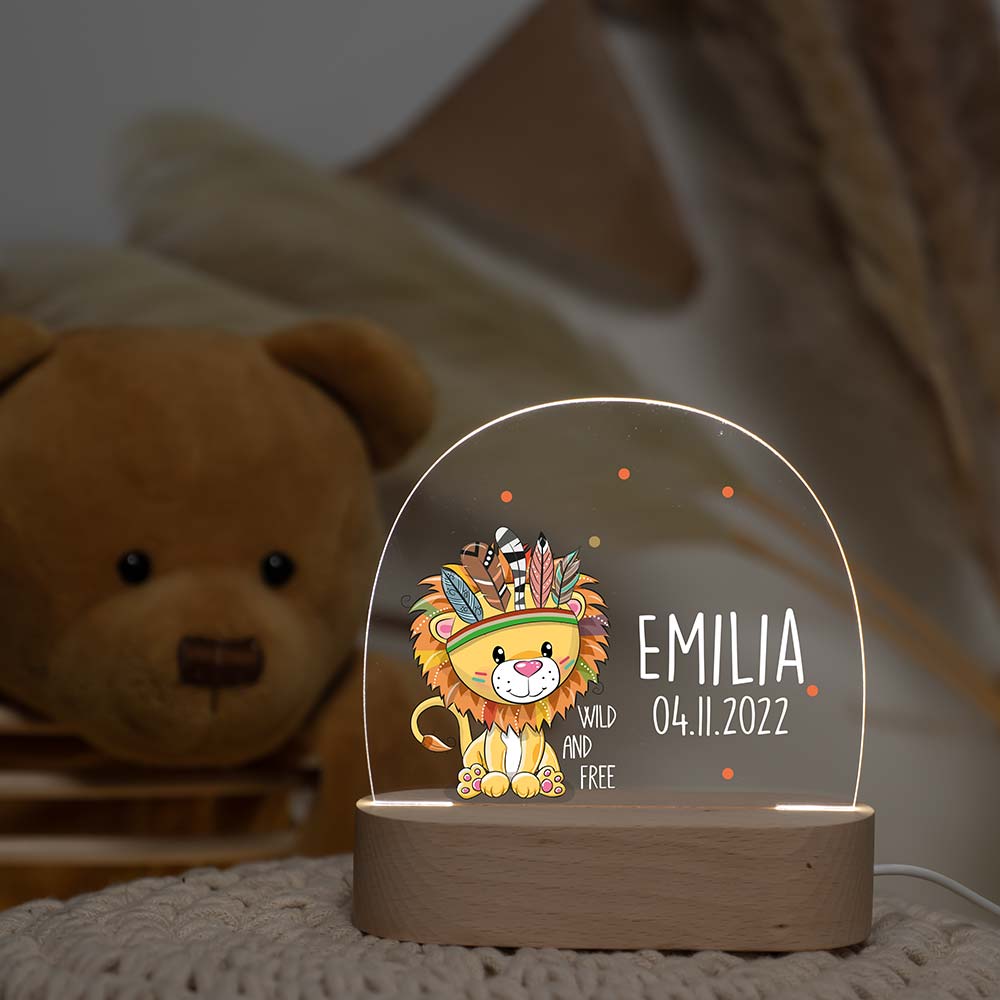 Personalisierte Nachtlampe für Kinder - Löwe mit Federn - 'Wild and Free' - Name und Geburtsdatum