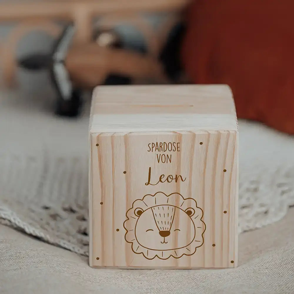 Personalisierte Holzspardose mit Löwe & Name | Taufgeschenk