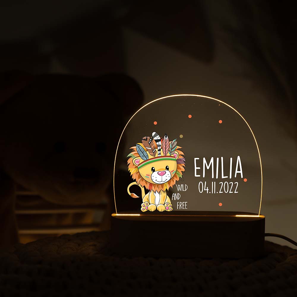 Personalisierte Nachtlampe für Kinder - Löwe mit Federn - 'Wild and Free' - Name und Geburtsdatum
