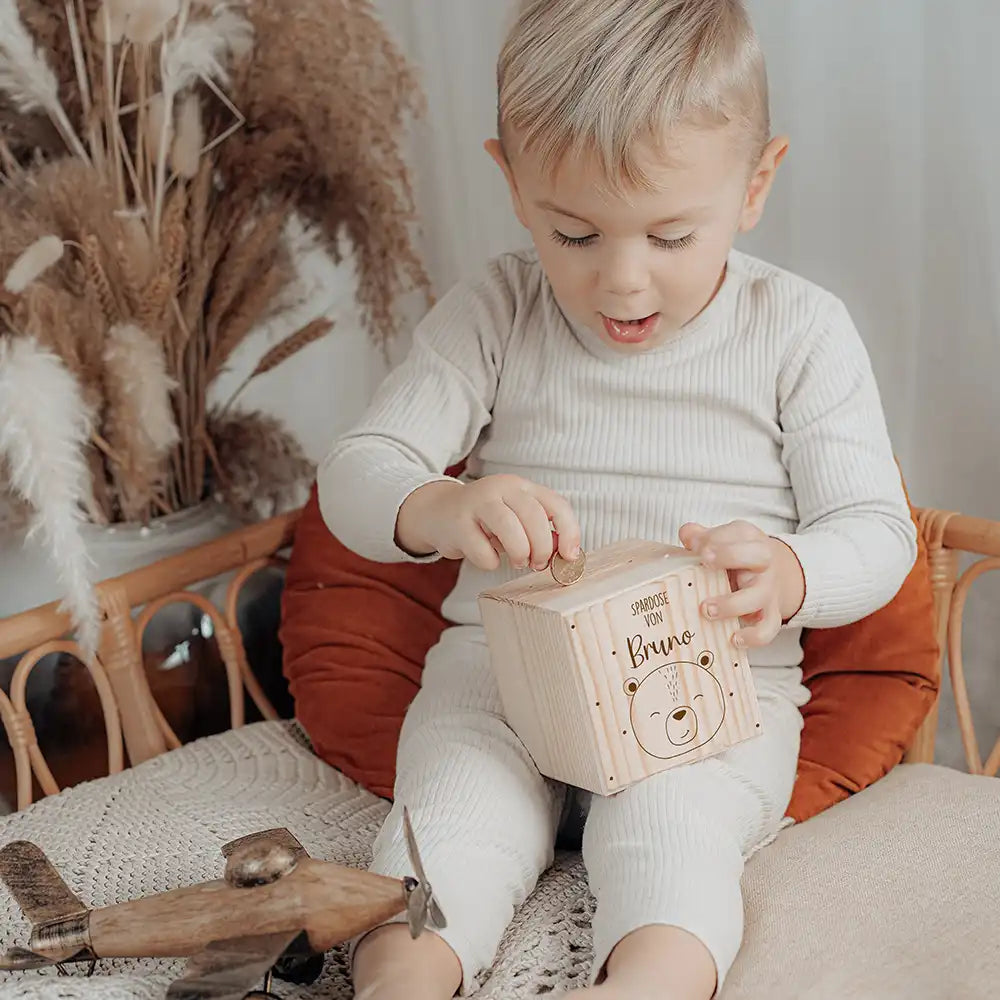 Spardose Holz personalisiert - Süßer Bär mit Punkten