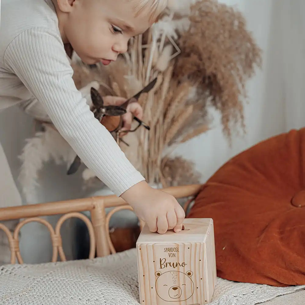 Spardose Holz personalisiert - Süßer Bär mit Punkten